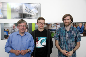 Jonas Mordhorst (mitte) der Sieger des Debattierwettbewerbs zusammen mit seinem Lehrer Carsten Hippel (rechts) und Hans-Peter Bartels (links).