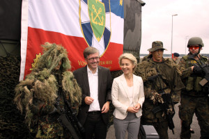 Hans-Peter Bartels und Bundesverteidigungsministerin Ursula von der Leyen zusammen mit Soldaten der Aufklärungskompanie des Seebatallions