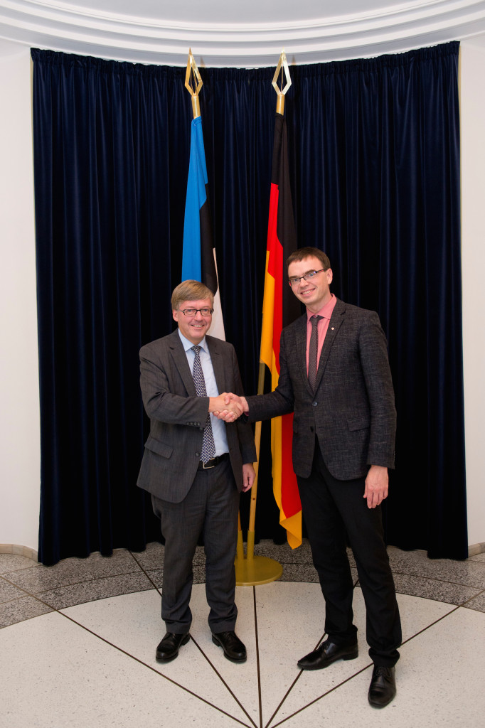 ffen mit dem Verteidigungsminister der Republik Estland, Sven Mikser.
